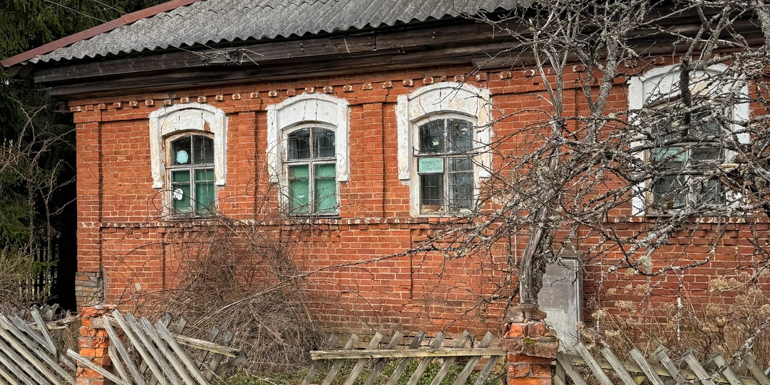 Вымирающая деревня Пеньково со старинными крестьянскими домами. Бывшее имение поручика Шестакова