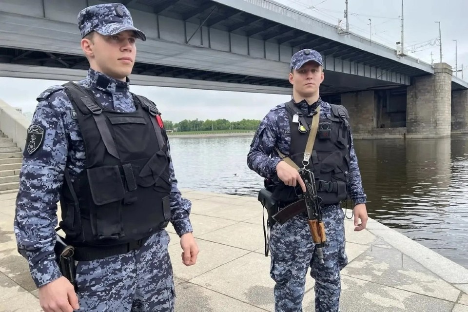    Вот они, герои! Патрульный справа прыгнул в воду, напарник делал все остальное. Фото: max.ru/Rosgvard_SPBLO