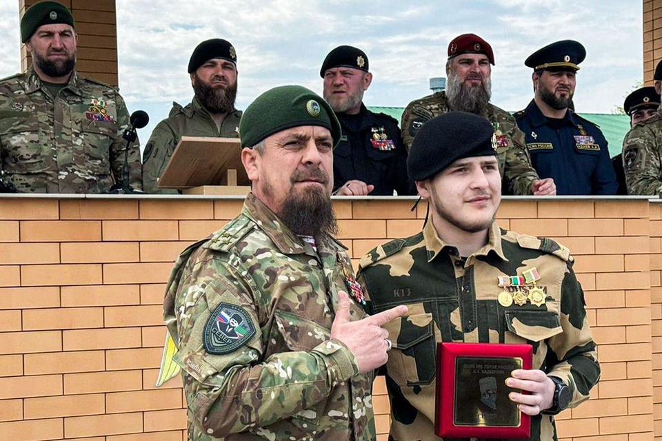    Секретарю Совбеза Чечни Адаму Кадырову (справа) вручили медаль «За вклад в специальную военную операцию». Фото: Таисия Боршигова/ТАСС
