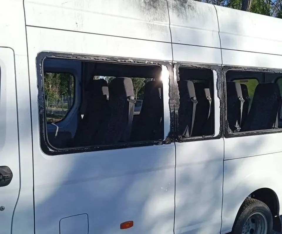    Серьезные повреждения получил микроавтобус, на котором детей возят на турниры. ФОТО: Максим Пухов.
