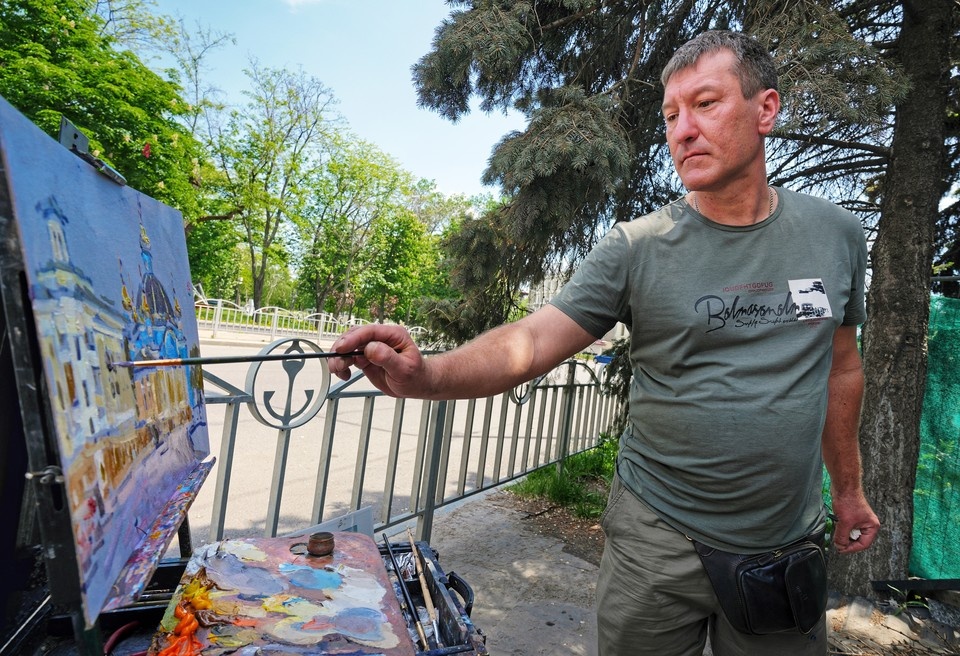    Василий Куракса во время создания картин известных мест Мариуполя Александр ИВАНОВ