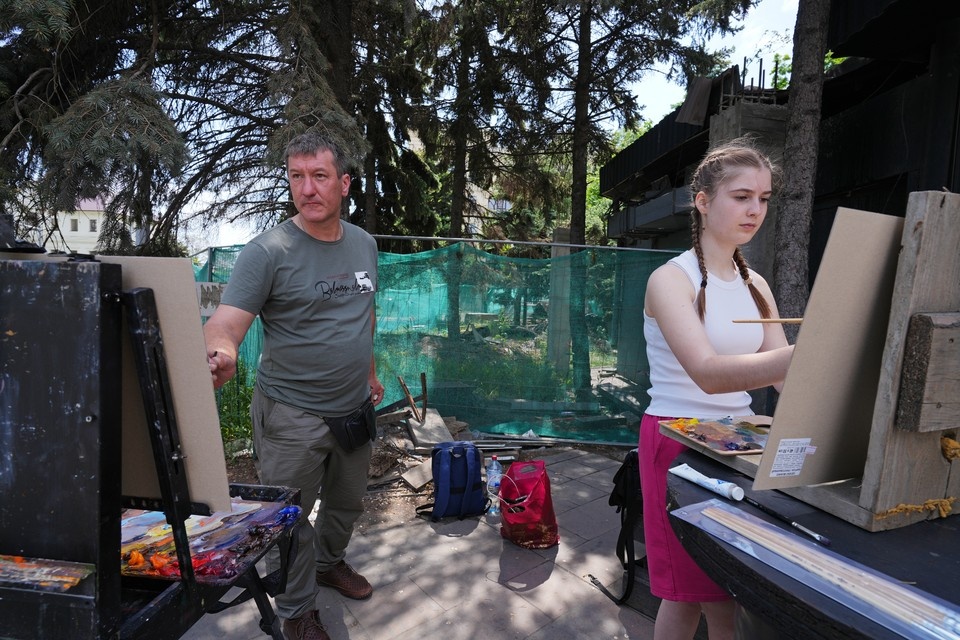    Василий Куракса и ученица художественной школы во время создания картин известных мест Мариуполя Александр ИВАНОВ
