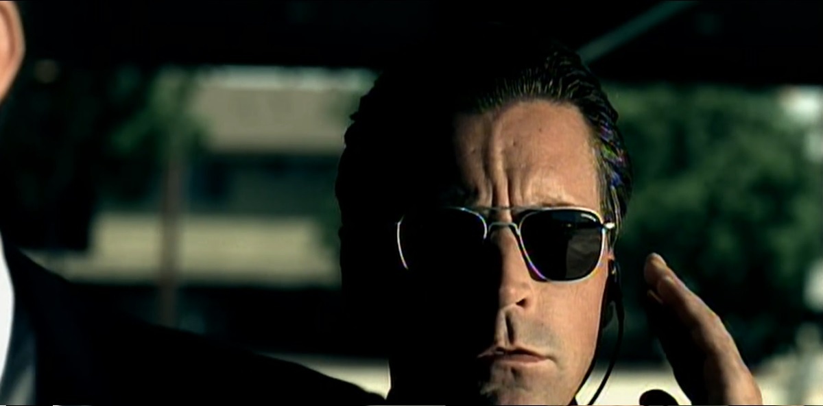 Ну прямо вылитый Agent Smith с Матрицы, не иначе! Полный ЭфБиАй!