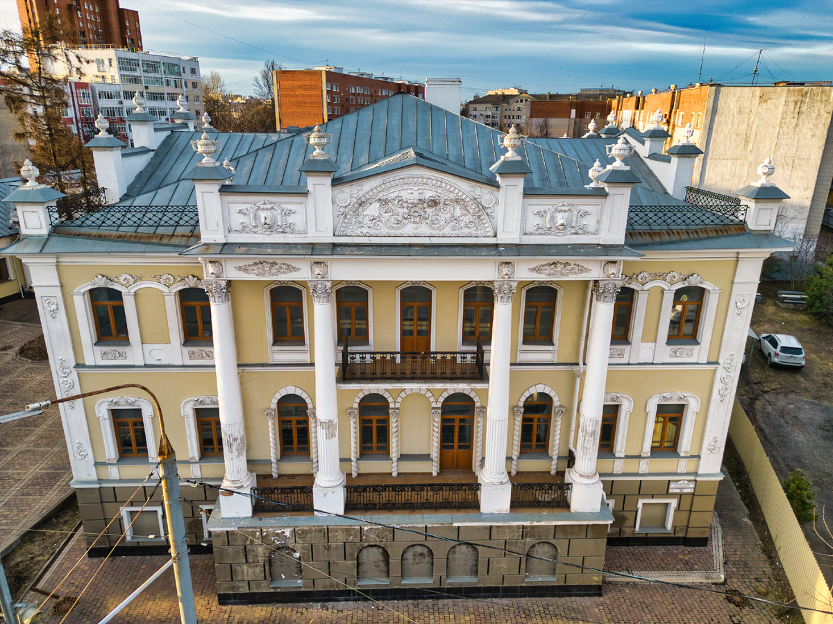  «Дом со львами»
Ярославль, ул. Большая Октябрьская, 48А.
