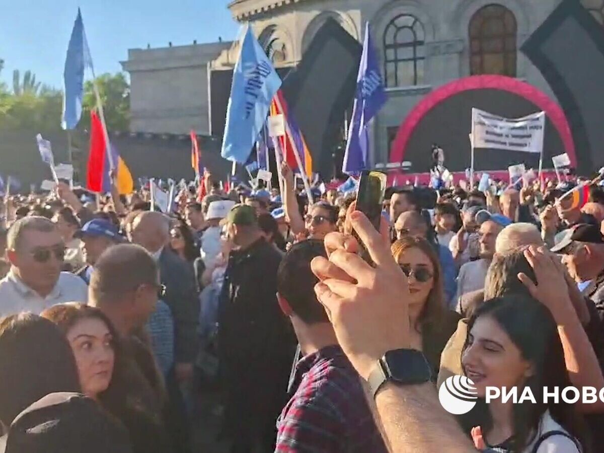    Многотысячное шествие сторонников предвыборного блока "Армения" | © РИА Новости