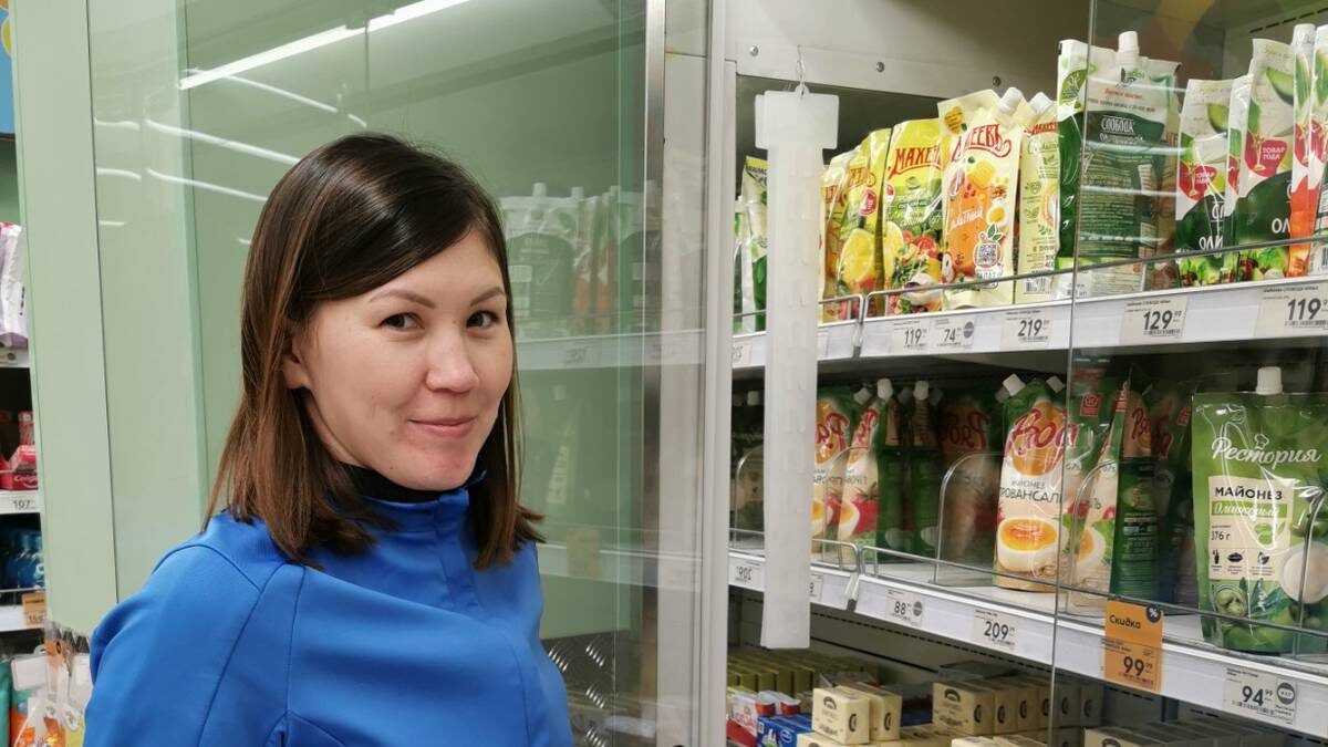    Покупательница Яната Осокина выбирает в магазине майонез / Фото: Оксана Худайбердиева