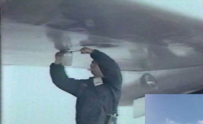 Техник сливает отстой топлива из одного из баков-кессонов  Ту-134