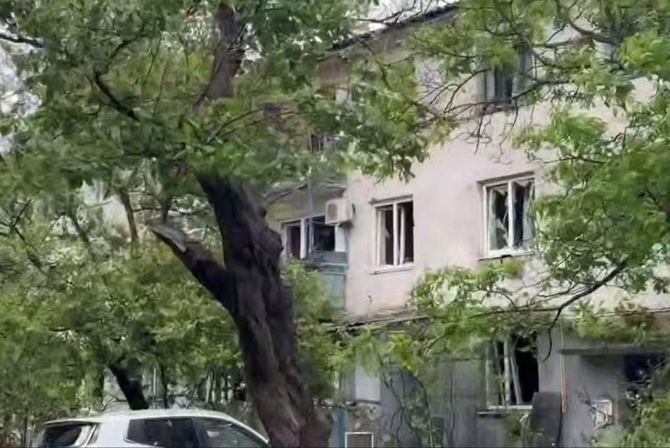    В доме после удара ВСУ выбило окна. ФОТО: Владимир Сальдо.