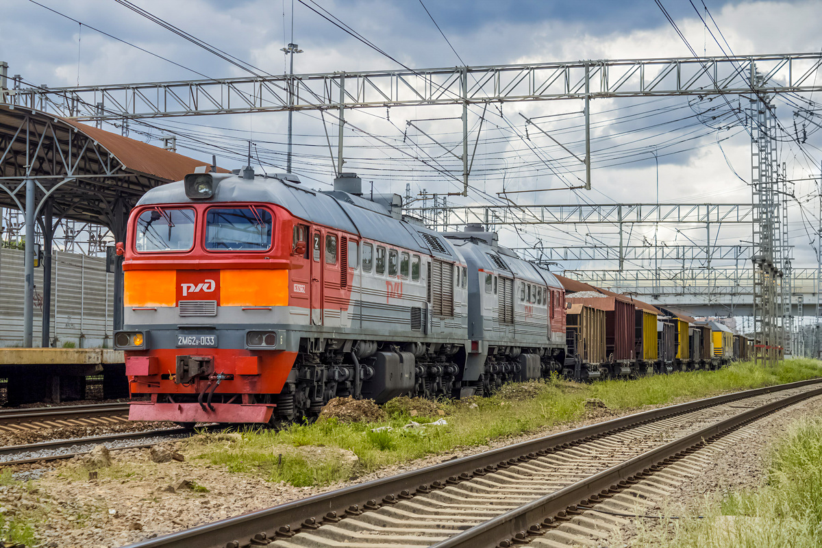 Тепловоз 2М62У-0133 с хозяйственным поездом