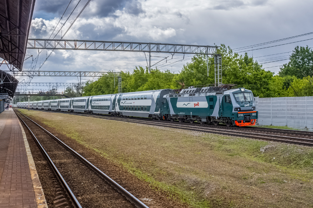 Электровоз ЭП20-002 с фирменным двухэтажным поездом "Буревестник" сообщением Москва - Нижний Новгород. 