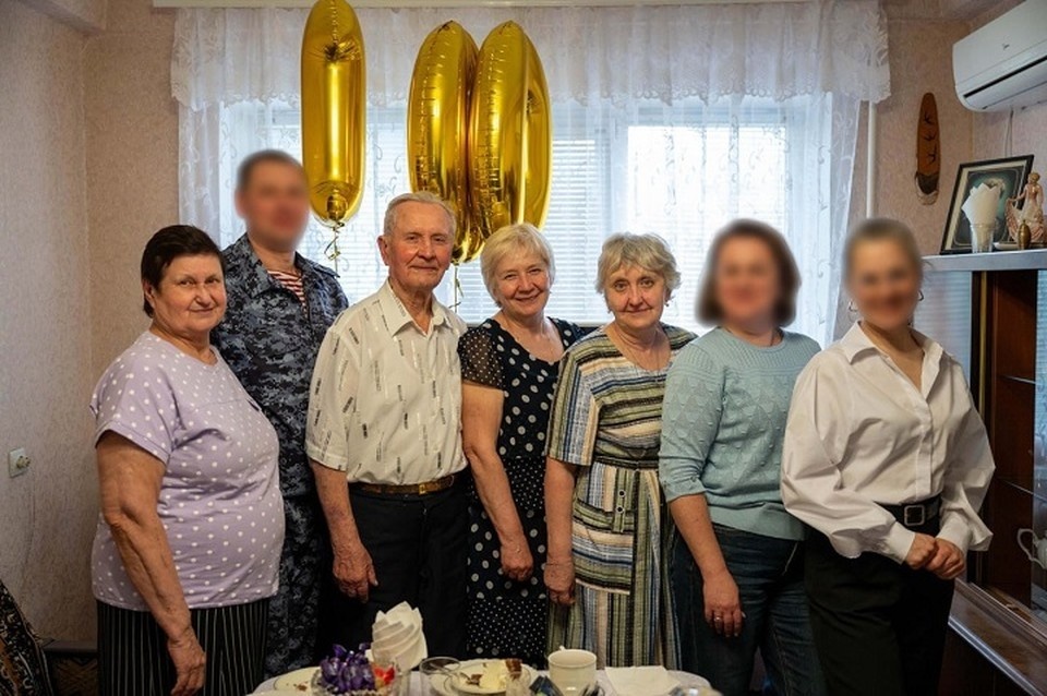    Росгвардейцы поздравили ветерана Анатолия Карабута со 100-летием в Донецке. Фото: Росгвардия ДНР