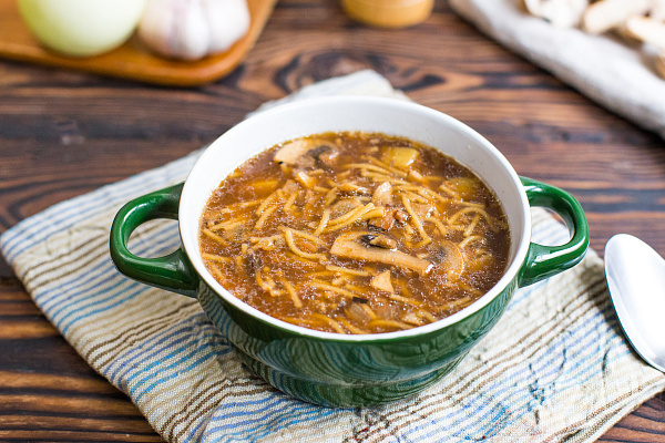 Постный суп-лапша с грибами и картофелем