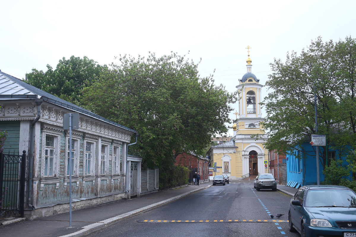 Слева дом относящийся к музею, прямо церковь Рождества Иоанна Предтечи в мае 2026 года, фото автора