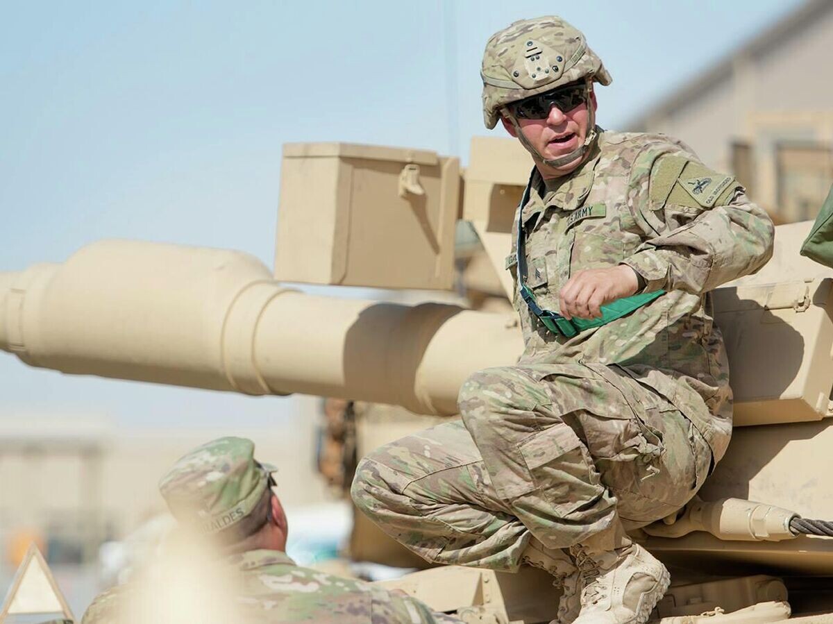    Сержант-механик армии США осматривает танк Абрамс M1A2 во время учений в лагере Арифжан, Кувейт | CC BY-SA 2.0 / U.S. Army Photo by Justin Graff / 401st Army Field Support Brigade at Camp Arifjan, Kuwait