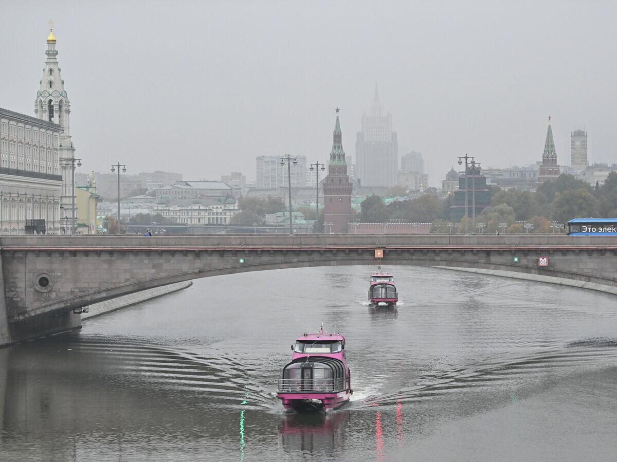    Вид на Большой Москворецкий мост в утреннем тумане в Москве | © РИА Новости / Илья Питалев