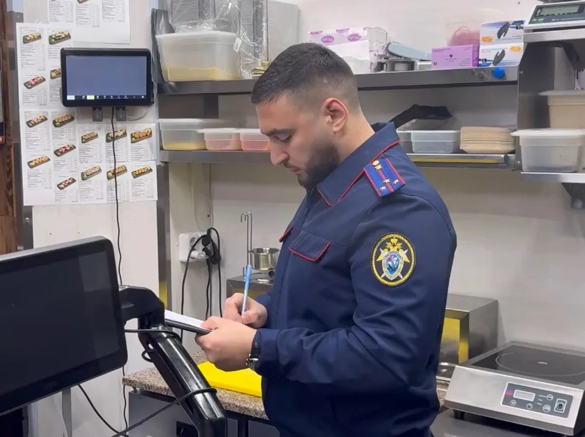    Сотрудник СК проводит следственные мероприятия в кафе в Пятигорске, где произошло массовое отравление | © Фото : СУ СК России по Ставропольскому краю