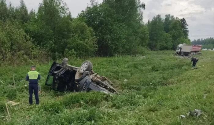 Повреждения легковушки после столкновения с грузовиком. Обложка © VK / ЧП и ДТП Пермь