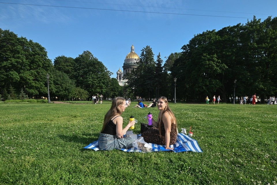    Отдых в июне в городе на Неве влетит в копеечку. Алексей БУЛАТОВ