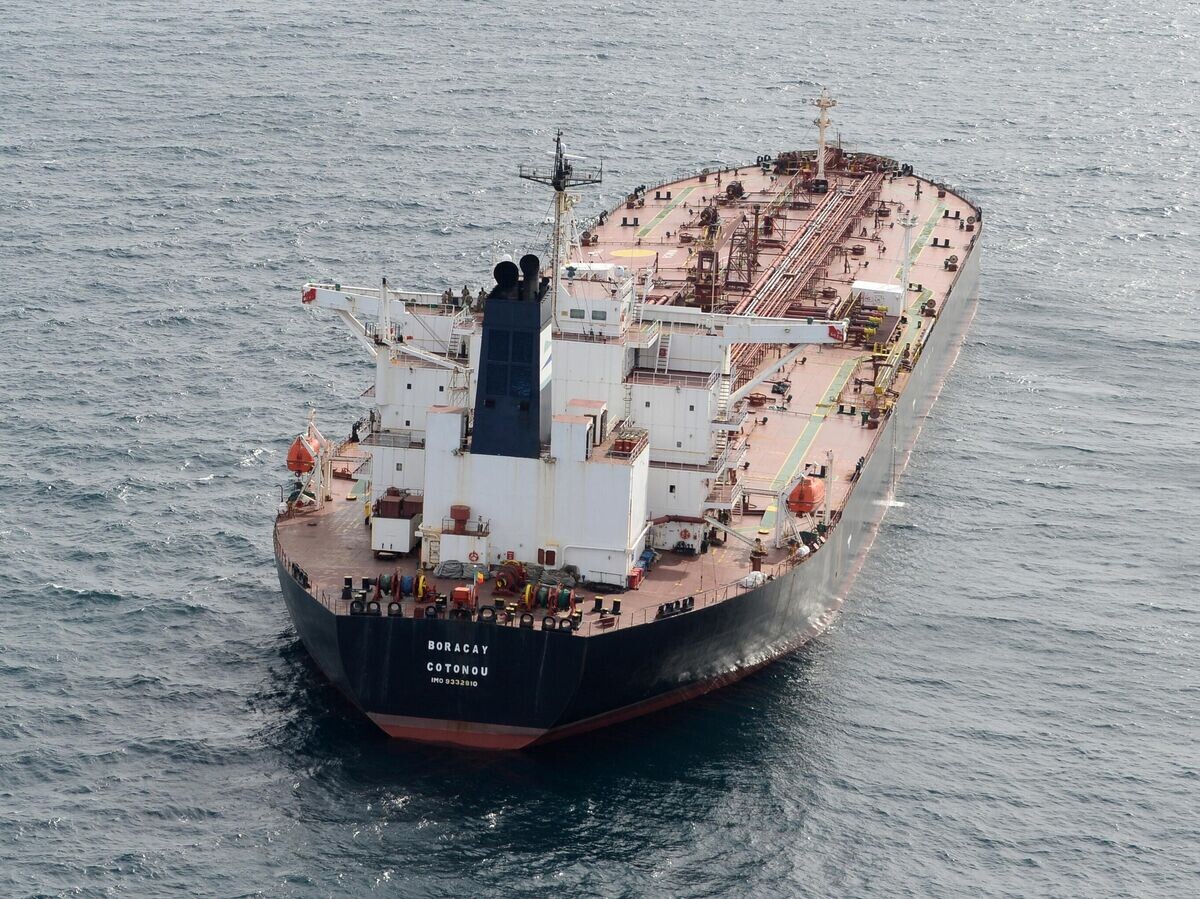    Танкер Boracay, ранее задержанный французскими властями, у порта Сен-Назер© AP Photo / Mathieu Pattier