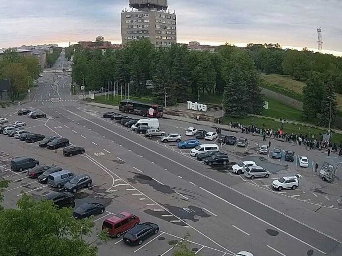    Очередь на въезд в российский Ивангород на КПП со стороны эстонского города Нарва | © Кадр видео balticlivecam