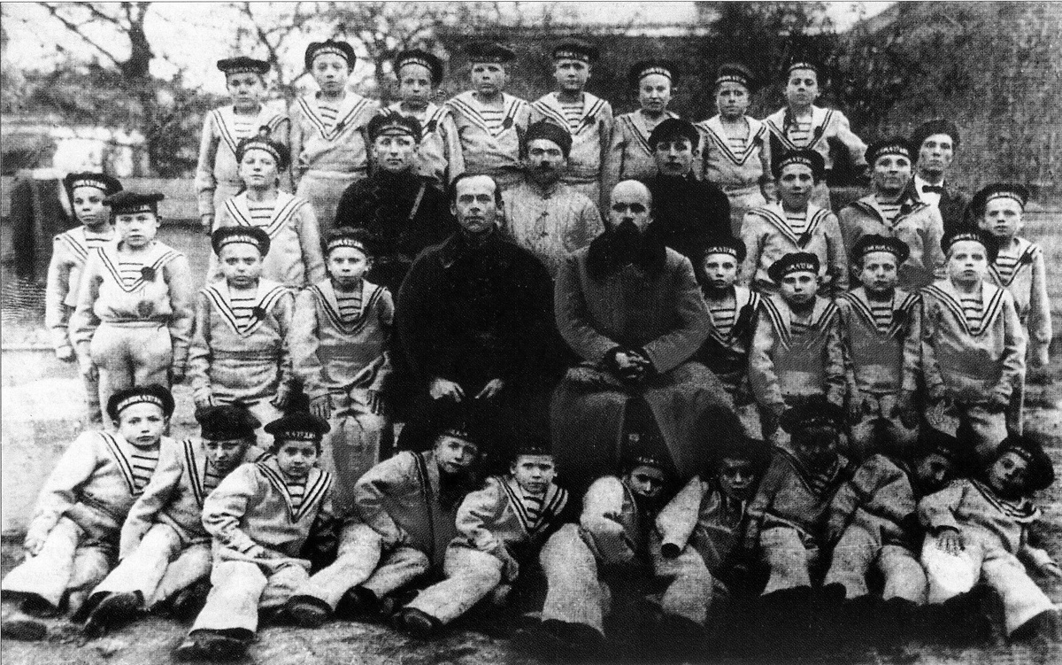    Юные коммунары - воспитанники детдома, созданного чекистами и красноармейцами при Кубано-Черноморском областном отделе ГПУ и 47-ме отдельном дивизионе. 1923 г. / из архива журнала "Родина"