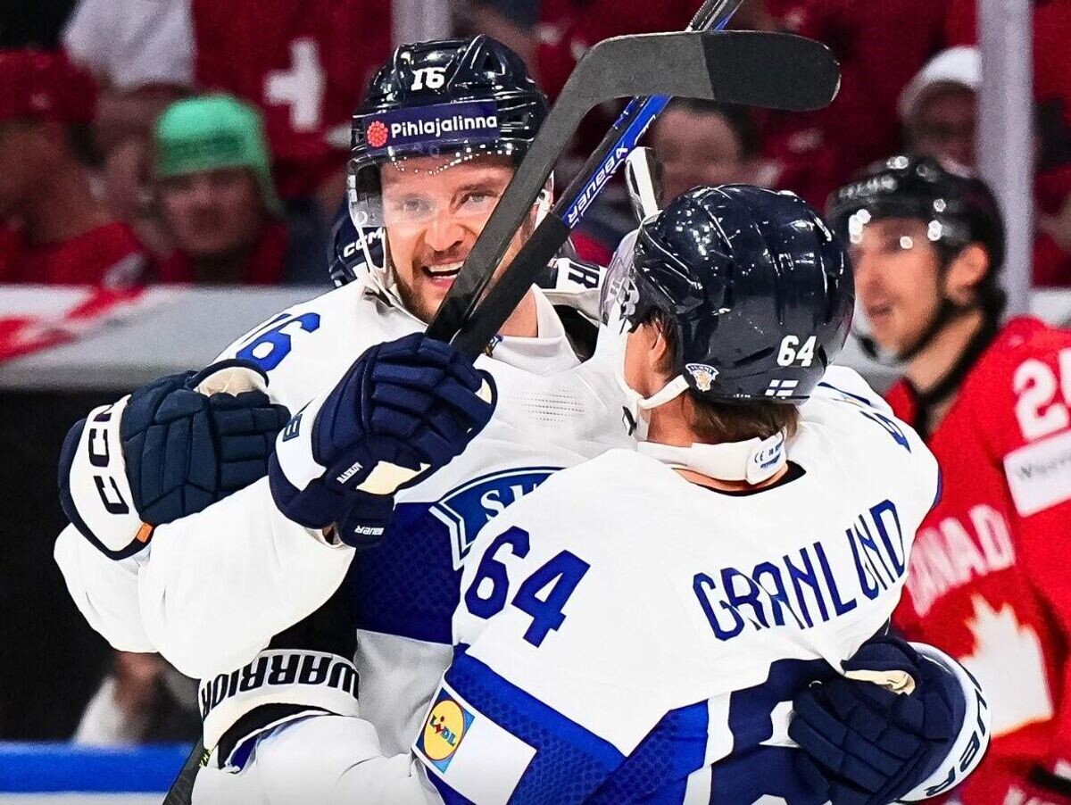    Александр Барков и Микаэль Гранлунд | © Соцсети IIHF