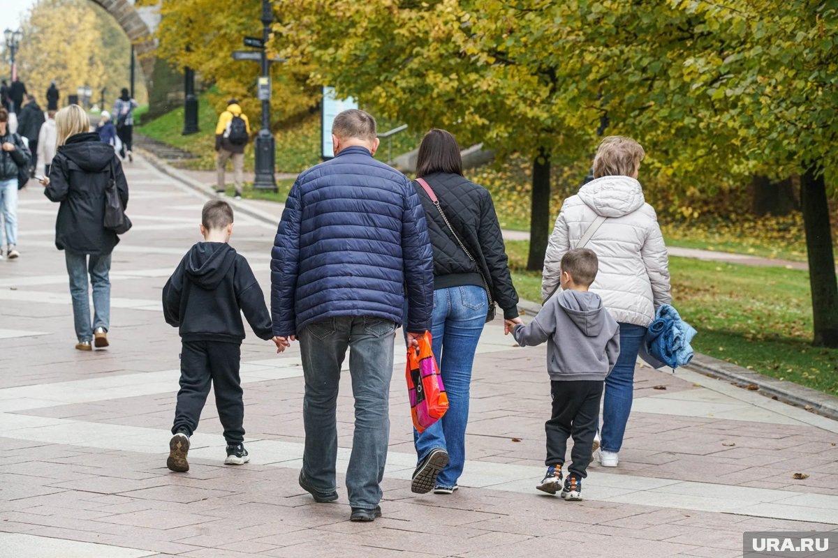     Право на выплату имеют родители, у которых два и более несовершеннолетних ребенка