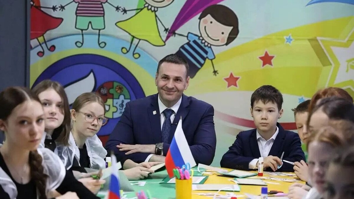    Дмитрий Демешин и дети   Пресс-служба губернатора и правительства Хабаровского края