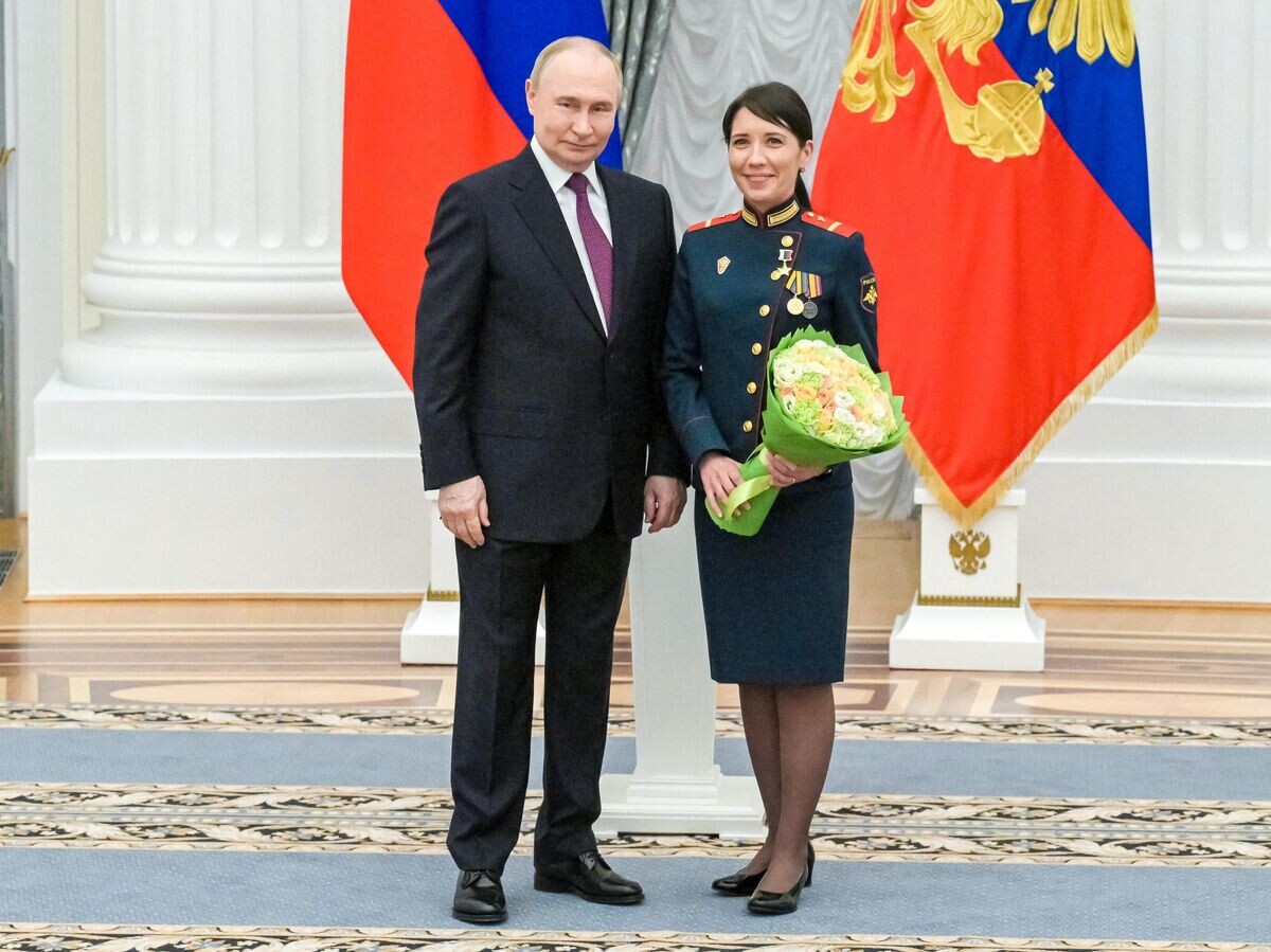    Президент РФ Владимир Путин и ефрейтор МО РФ Людмила Болилая, удостоенная звания Героя России | © РИА Новости / Алексей Никольский