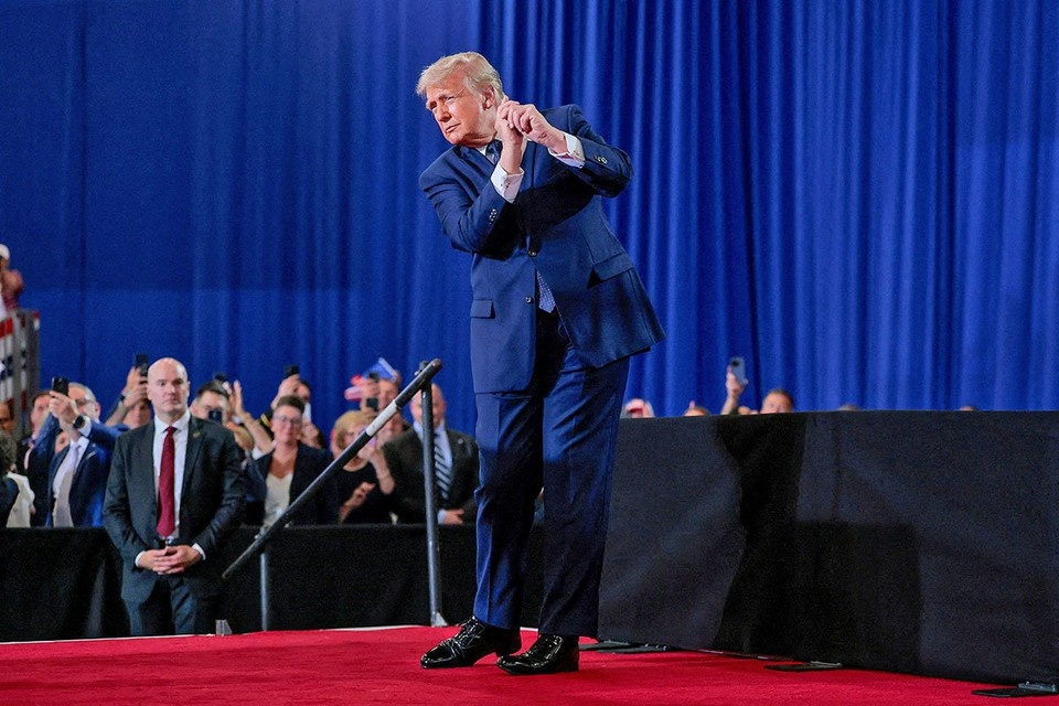    Трамп прошел очередное плановое обследование в Военном медицинском центре Уолтера Рида, где его придирчиво осмотрели 22 специалиста разных врачебных специальностей. REUTERS