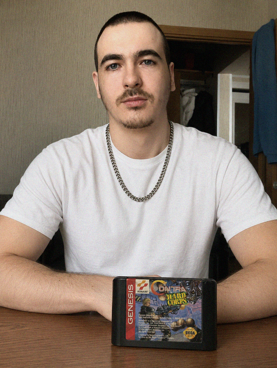 Алексей буткеев и картридж Contra Hard Corps из личной коллекции