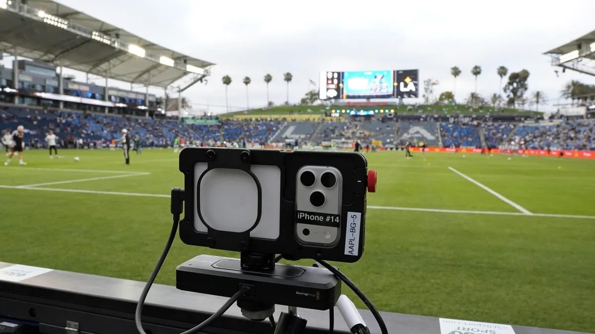 На стадионе Dignity Health Sports Park в Лос-Анджелесе прошёл первый в истории профессиональный спортивный матч, съёмка которого велась исключительно на смартфоны.