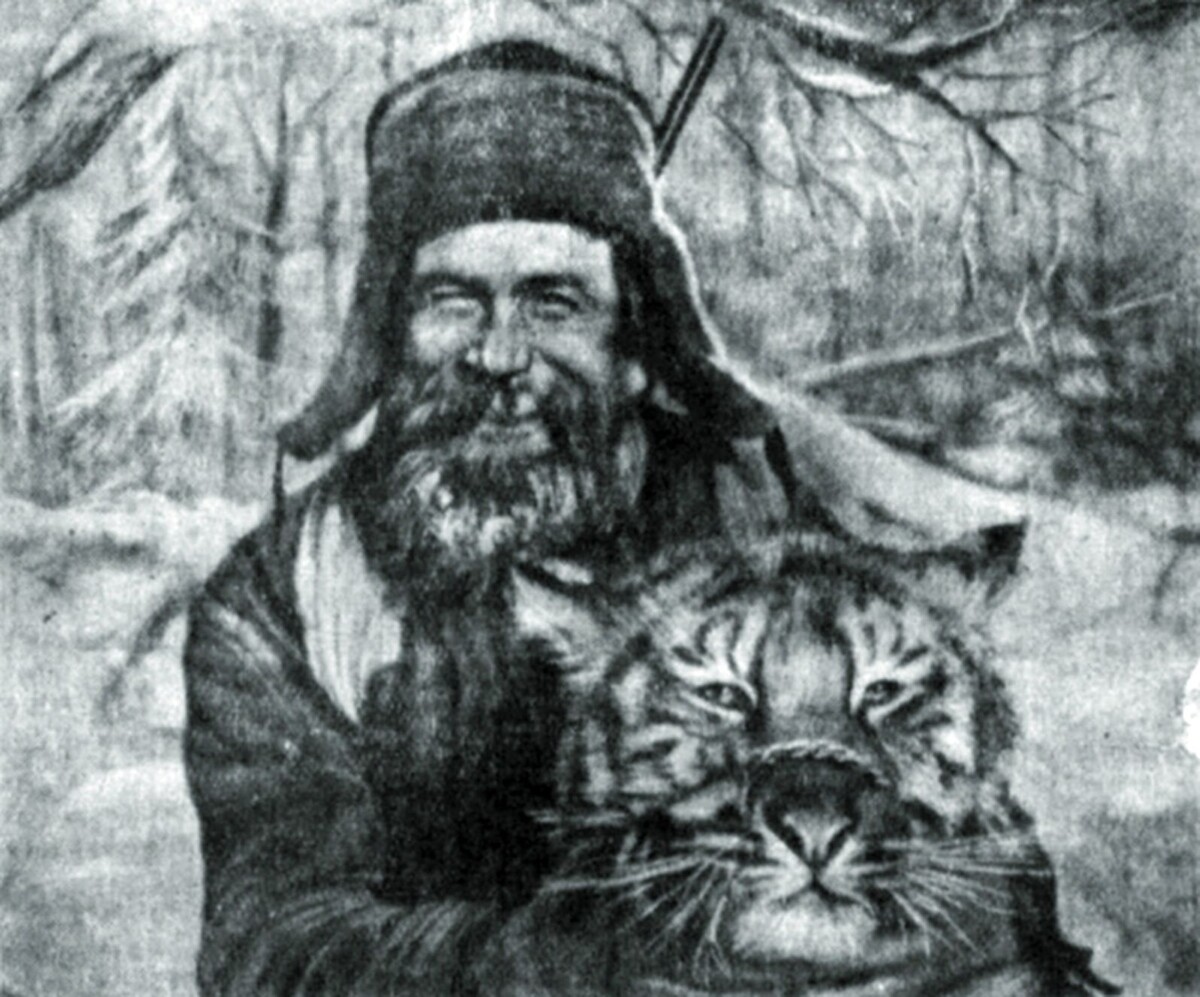 Старый тигролов, бригадир-охотник Г. Калугин (село Картун, Красноармейский район, Хабаровская область) убил 18 тигров и 8 поймал живыми. На снимке: Г. Калугин с пойманным молодым уссурийским тигром («Советская Сибирь, 1939, 4 февр.).
