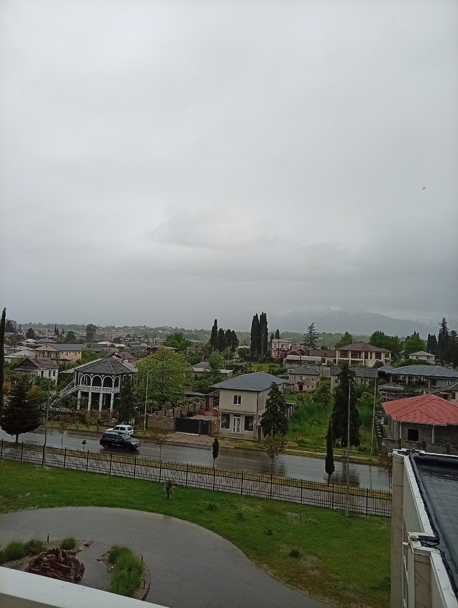 Вид с балкона 4 этажа. Даже гор не видно...
