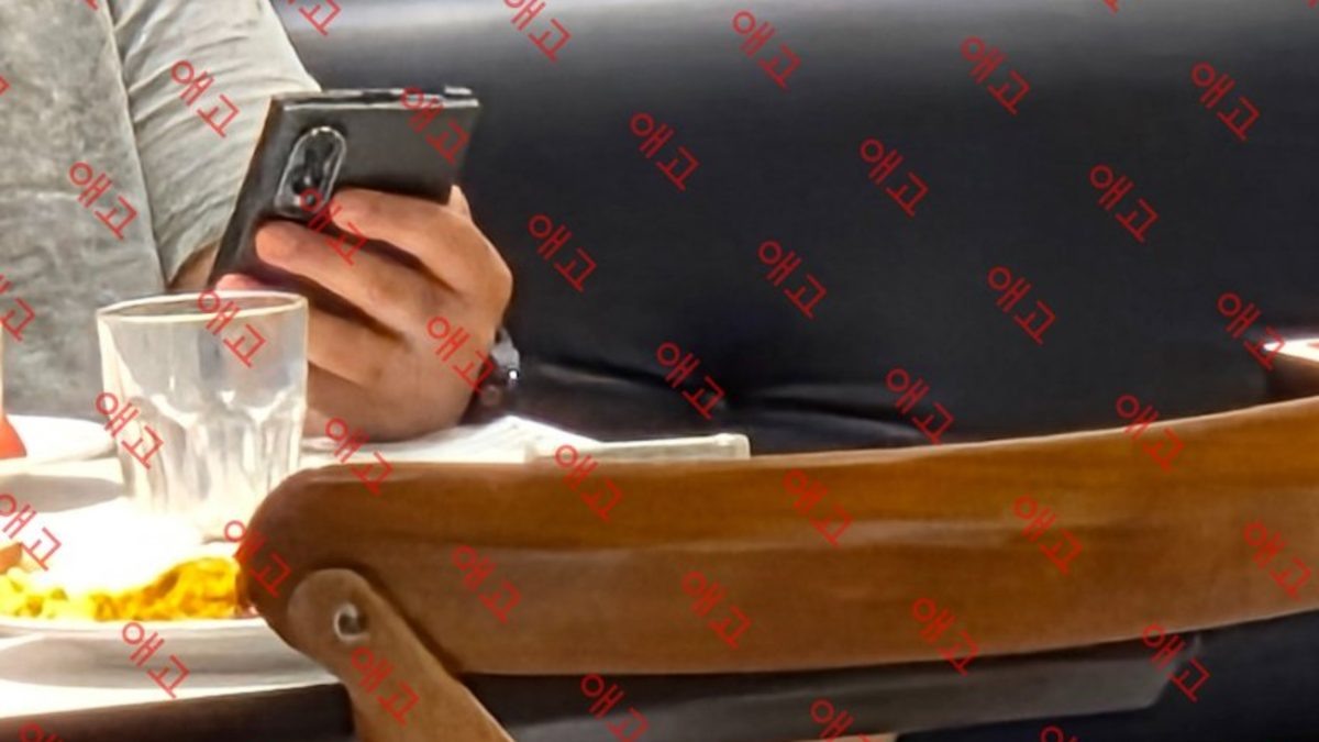 За несколько недель до ожидаемого анонса новых складных смартфонов Samsung в сети появились первые реальные фотографии модели Galaxy Z Fold 8 Wide. Устройство попало в объектив камеры в Корее, где его использовал сотрудник компании.