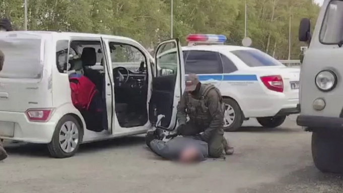 Барнаулец вез в город случайного попутчика и 50 кг веществ для производства наркотиков
