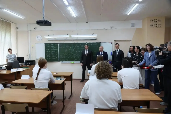 Визит губернатора в гимназию – это большое событие с соответствующей свитой / фото: канал Демешин в Мах