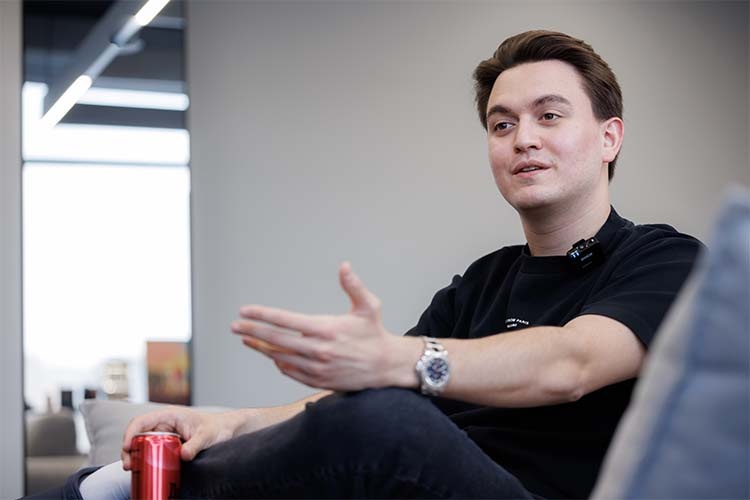    Элвин Мастанов: «Когда тысячи человек пишут, что ты сделал что-то крутое, — хочется делать это снова. Ради этого мы встаем по утрам».   
Фото: Сергей Елагин
