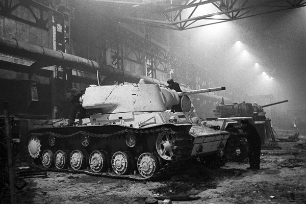 Производство танков Т-34 и ИС-2 в цехе Челябинского Кировского завода, 1940-е / Иван Шагин/РИА Новости   📷