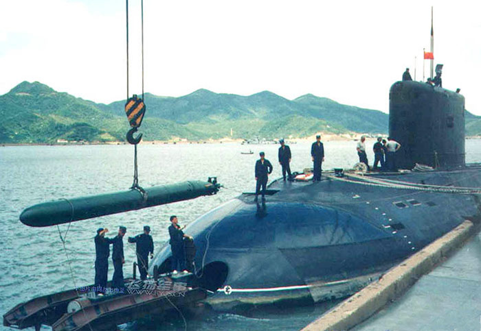 Погрузка торпеды 53-65КЭ на ПЛ пр.877ЭКМ KILO ВМС Китая (http://cnair.top81.cn).