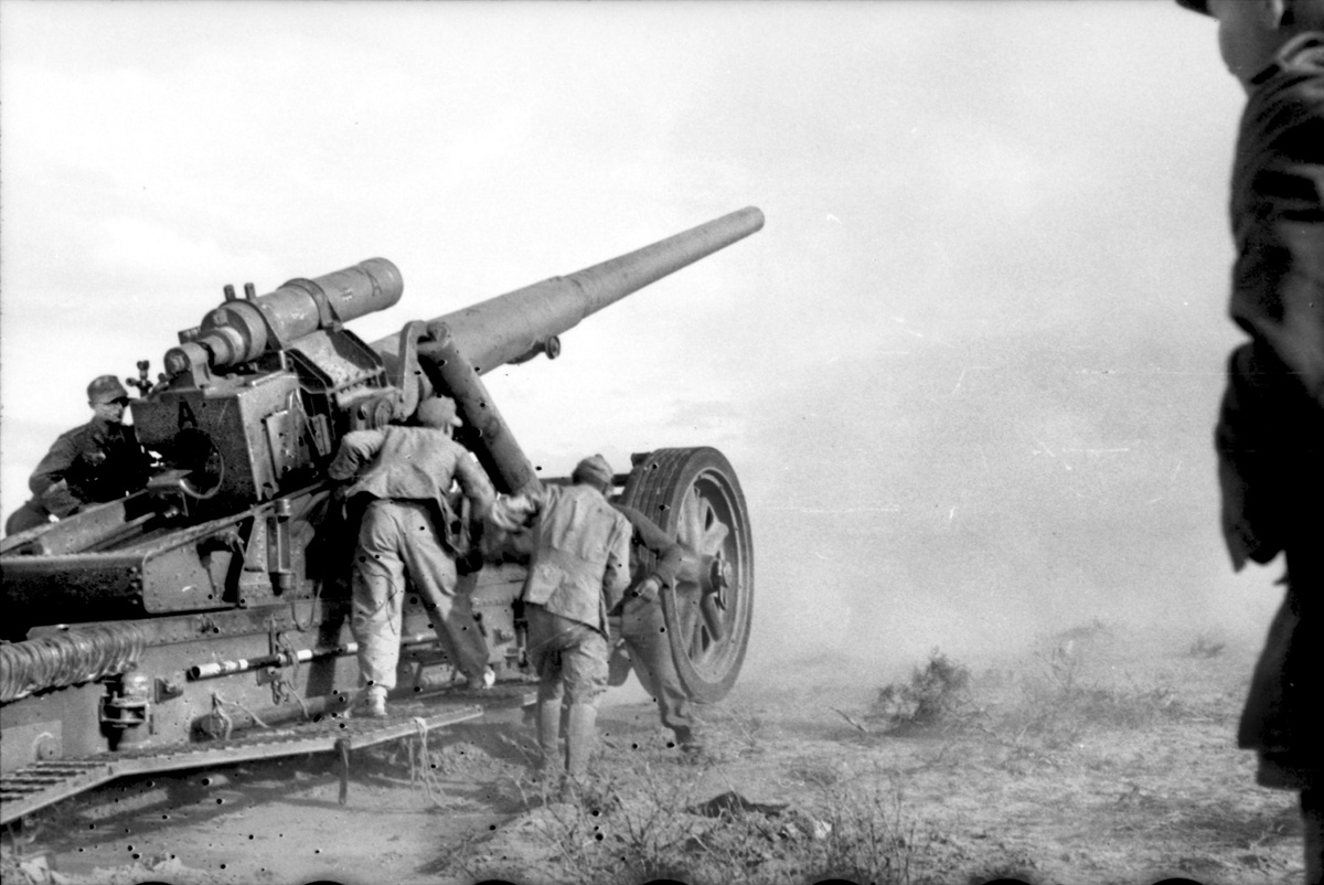 170-мм пушка K. 18 Mrs.Laf ведёт огонь.
