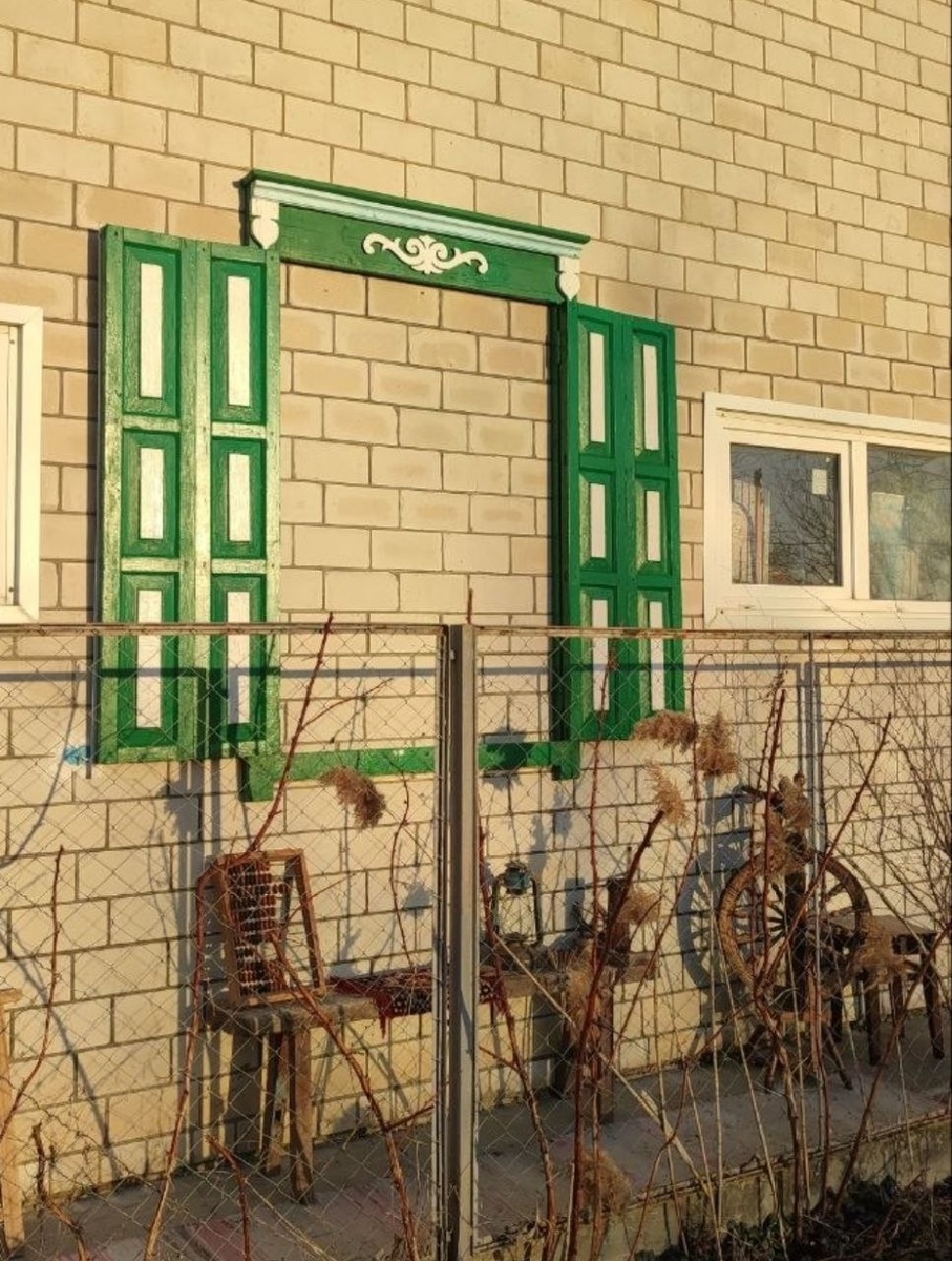   Во дворе Снитковских много разных ставней: какие-то уже отреставрированы, а какие-то еще требуют ремонта / фото из семейного архива Снитковских