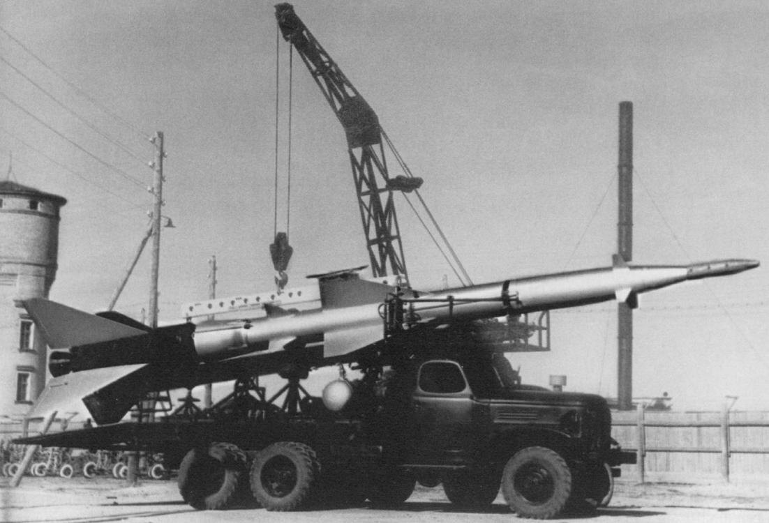 ТЗМ с ракетой комплекса ЗРК С-75
Источник: war-book.ru