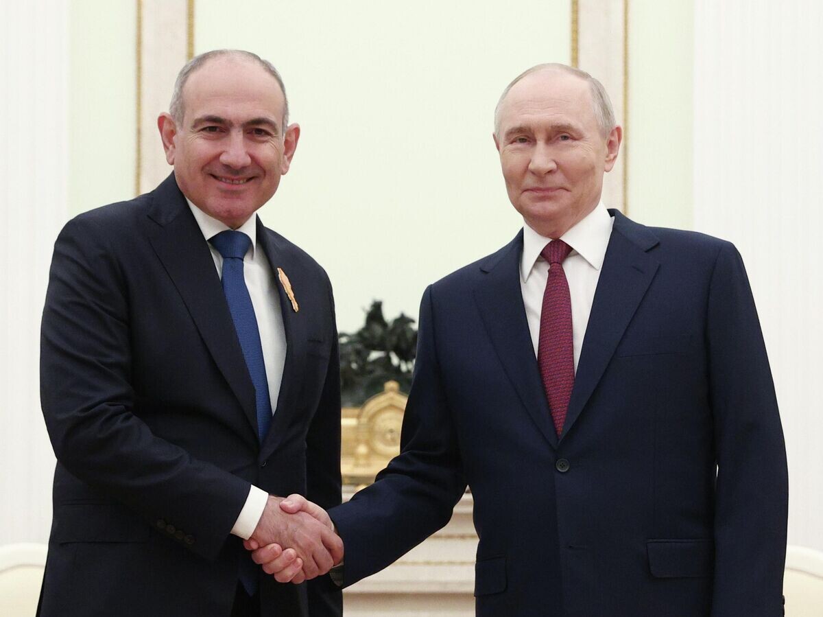    Президент РФ Владимир Путин и премьер-министр Армении Никол Пашинян во время встречи в Москве | © РИА Новости / POOL