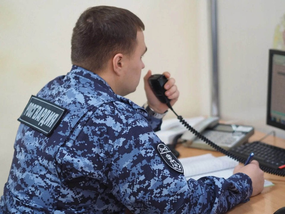    Ранее в отдел полиции обратилась женщина, сообщившая, что ее бывший муж пытается незаконно проникнуть в квартиру, громко стучит в дверь и не реагирует на замечания. Фото: Росгвардия по Оренбургской области