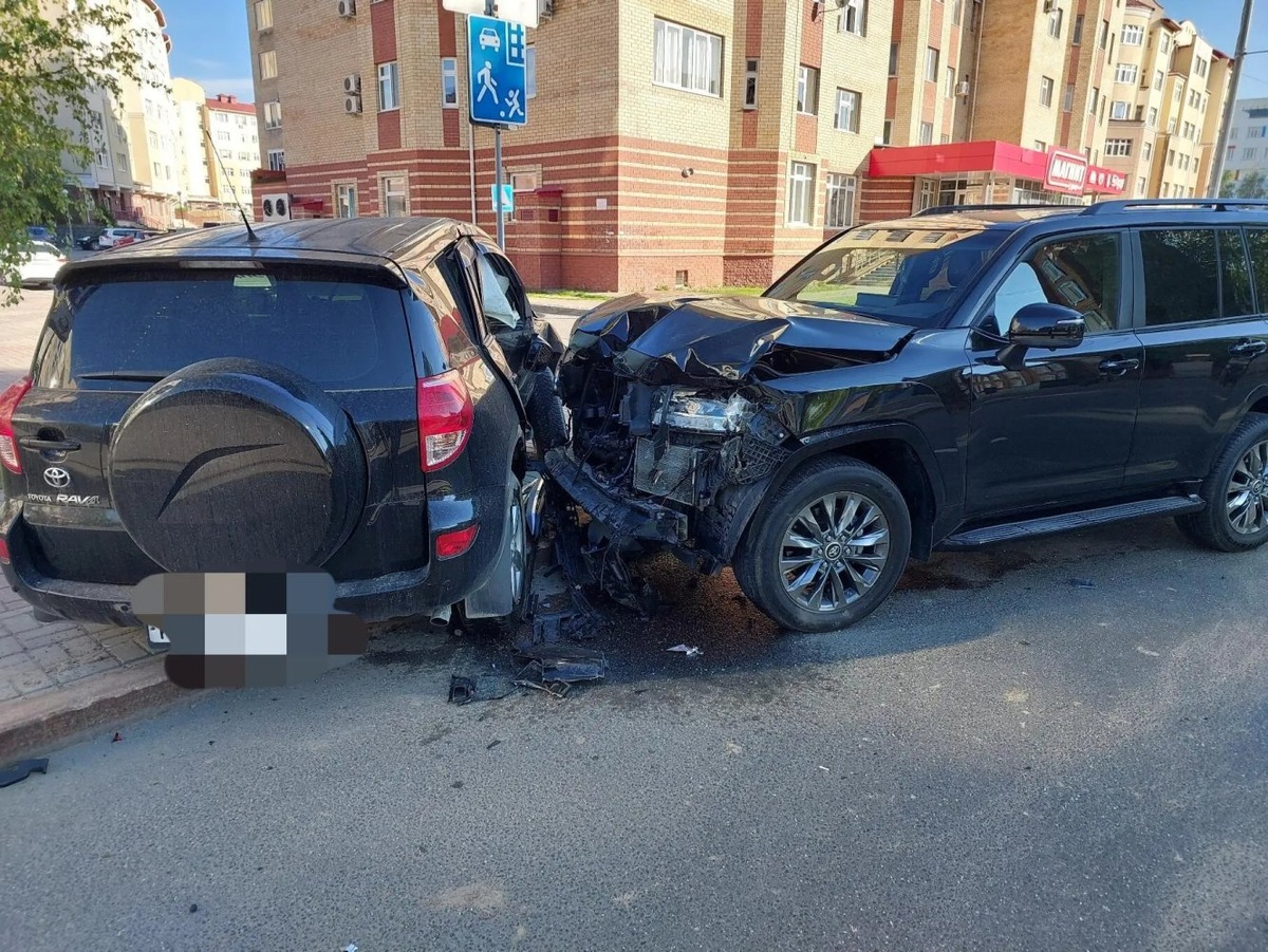    В Ханты-Мансийске столкнулись два автомобиля Toyota, пострадали две женщины