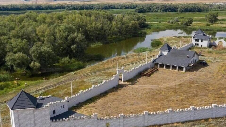    Предприниматель Владимир Галаганов выставил на продажу замок в хуторе Песковатка
