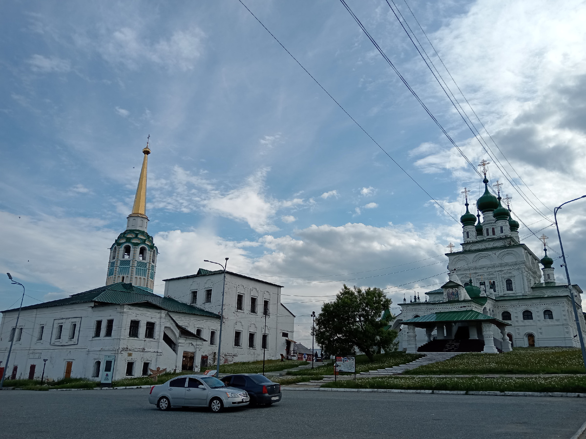 На Воскресенской площади.