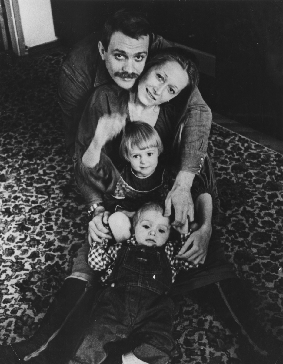 Анна Михалкова в детстве с родителями и братом Артёмом