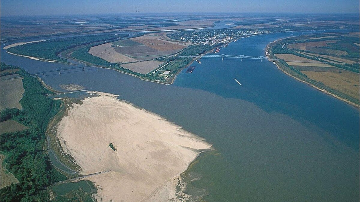 Слияние рек Миссисипи и Огайо; воды разного цвета. За мостом на западном берегу Огайо виднеется город Каир.